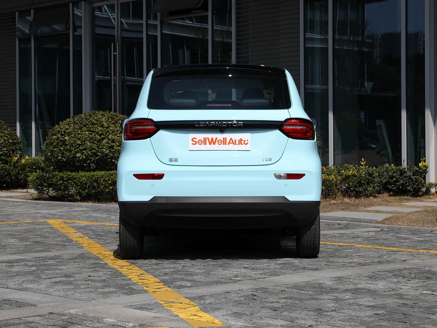 Oval LED Tail Lamps · Full-width Trim